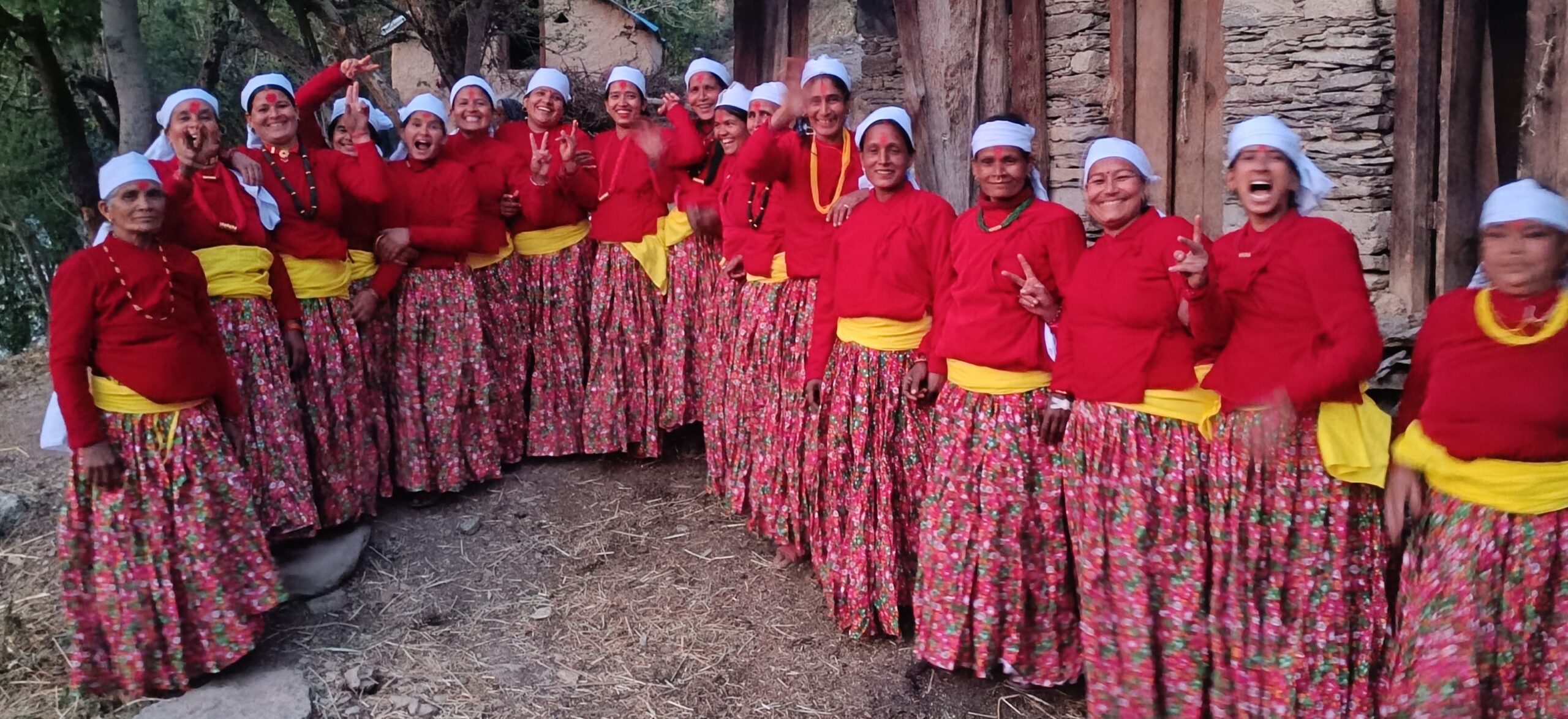 मष्टा गाउँपालिका वडा न १ द्वारा परम्परागत सांस्कृतिक पोशाक वितरण