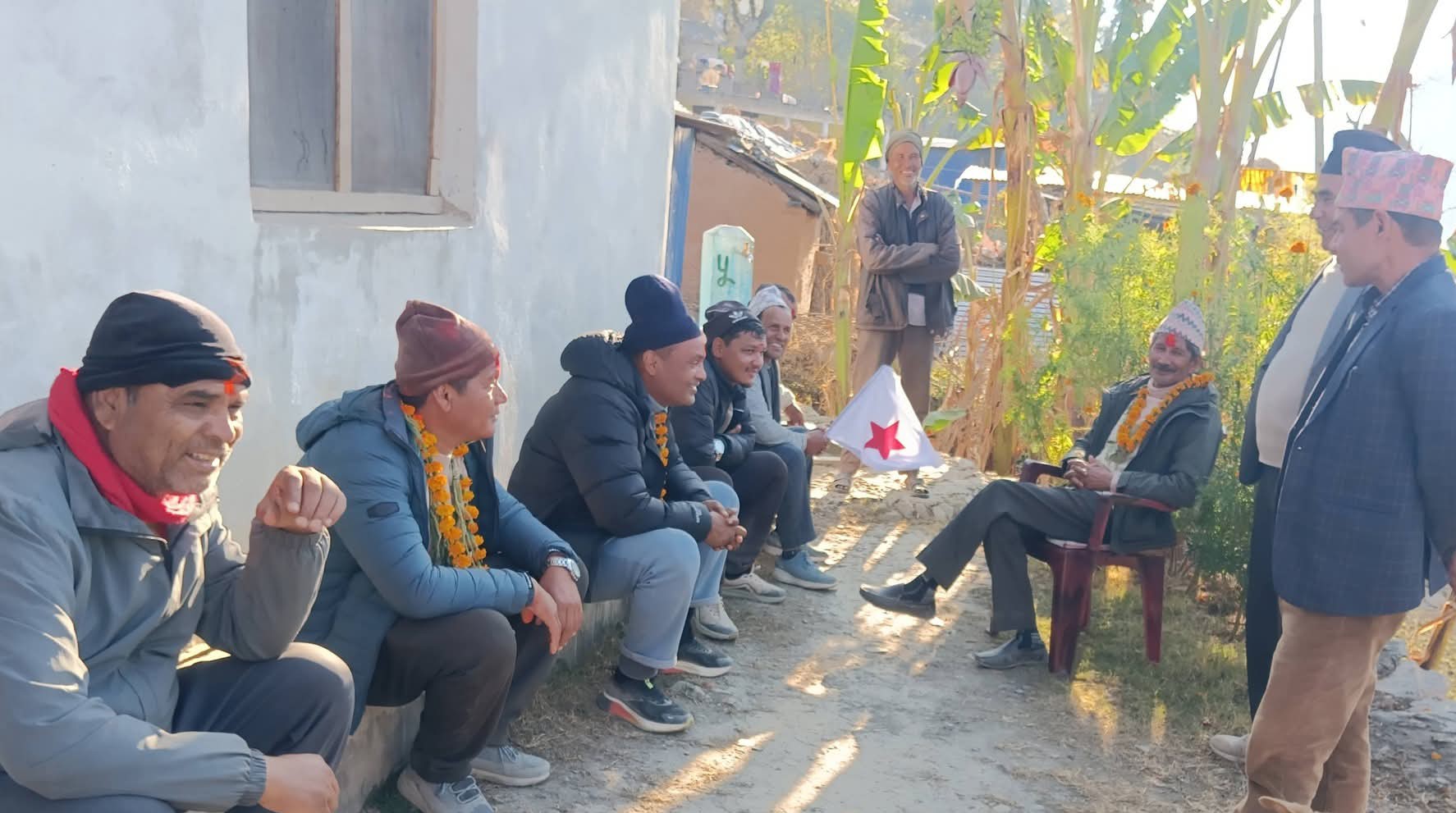 नेपाली कम्युनिष्ट पार्टिकाे उम्मेदवार कुवँरले गरे घरदैलाे अभियान