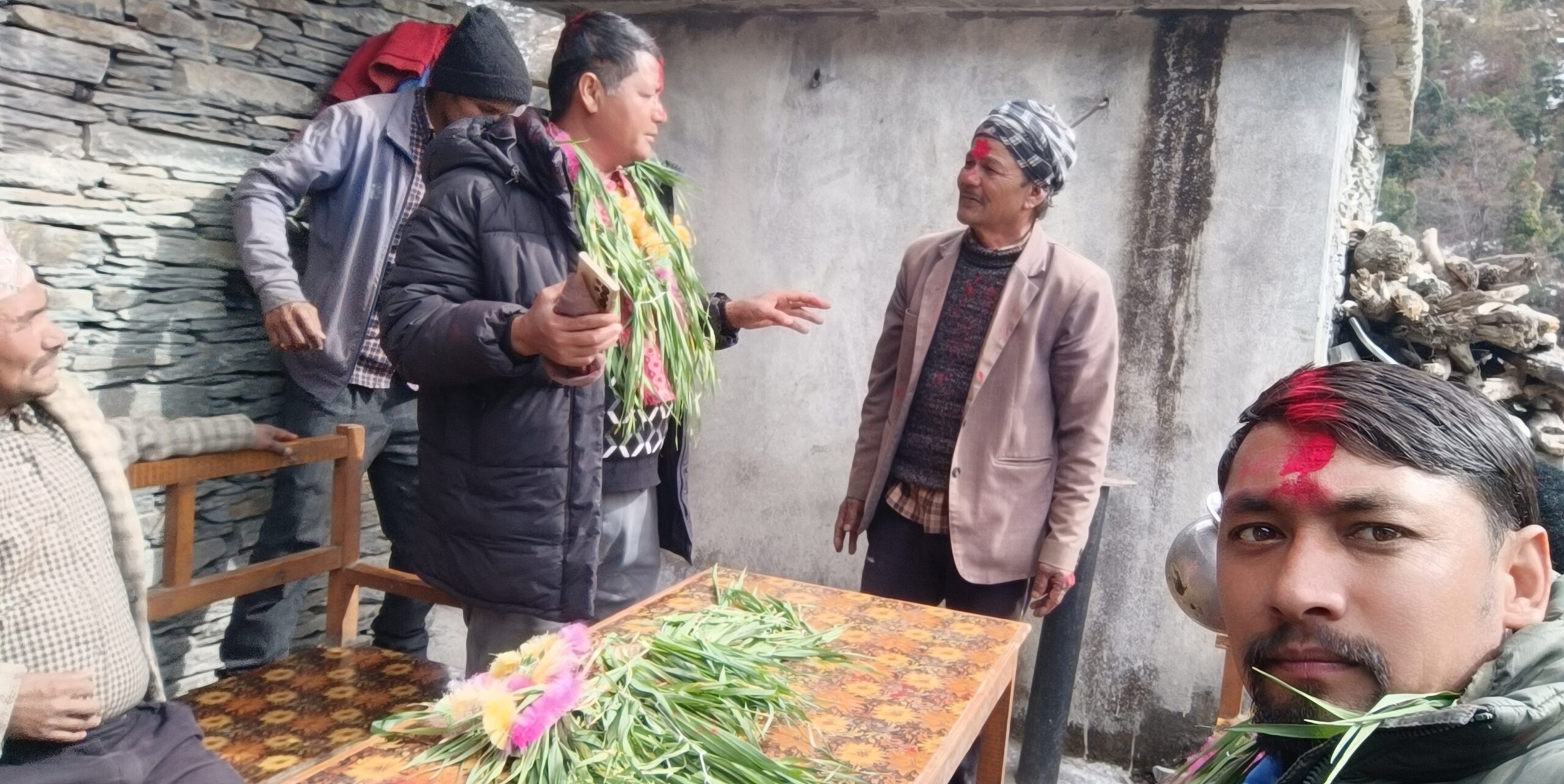 नेपाली कम्युनिष्ट पार्टि बझाङका उम्मेदवार मीन बहादुर कुवँर घरदैलाे भेटघाट माहाेल उत्साह